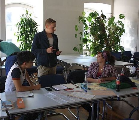 Argumentieren will gelernt sein; JGRe Furkan SEL, Jakob DONGUS und Samantha FREITAG im Gespräch über sichere Radwegstrecken zu den Schulen (v.l.)