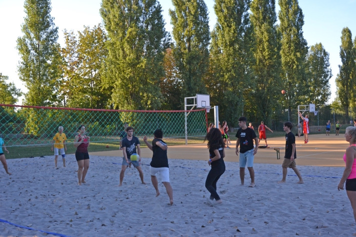 freies Spiel auf dem Beachvolleyballfeld