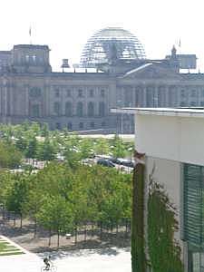 Blick auf den Reichstag mit der markanten Kuppel